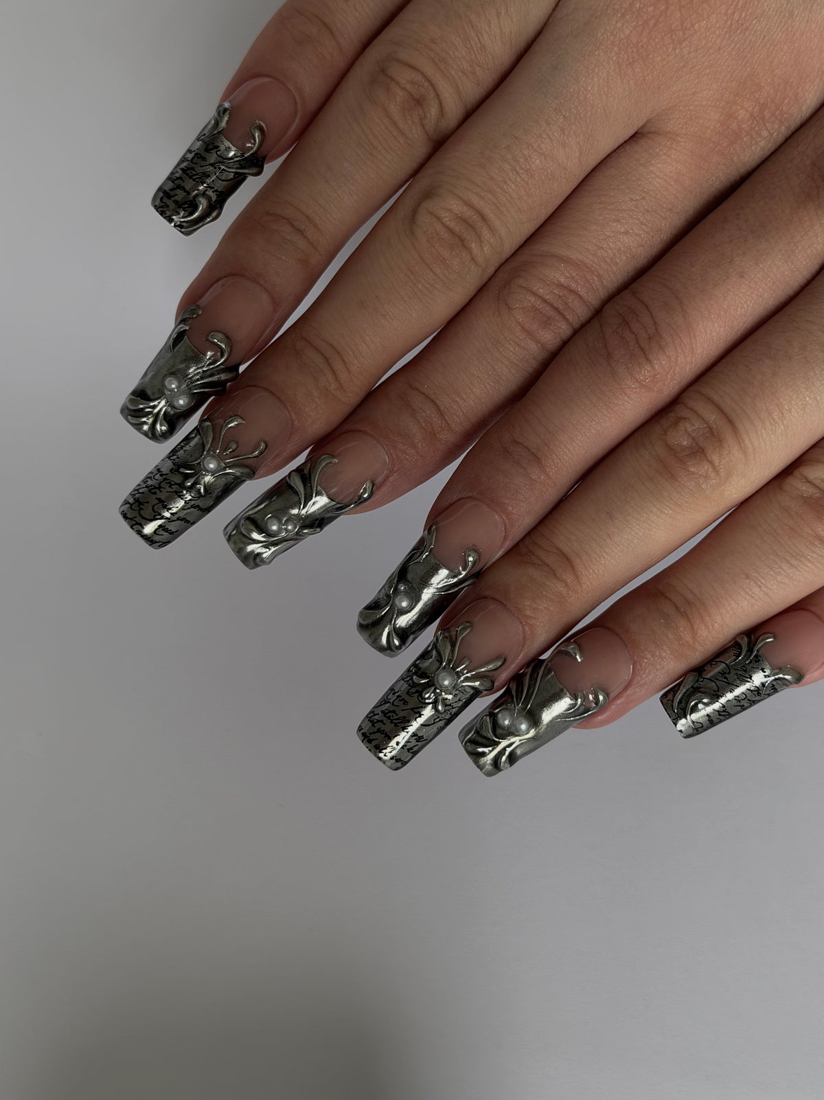 FILIGREE — Vue portée des ongles Square aux reflets argentés sur deux mains