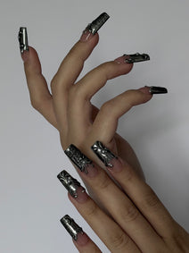 FILIGREE — Vue de profil des deux mains et des ongles Square
