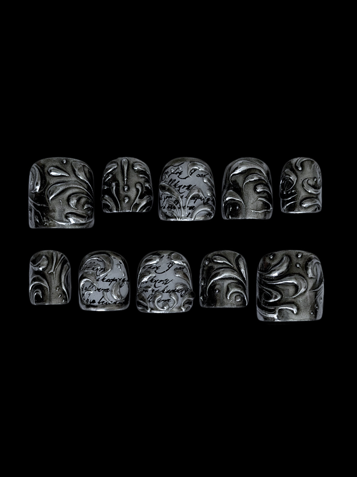 FILIGREE très court — Dix press-on très courts noirs et argentés aux arabesques en relief, sur fond noir