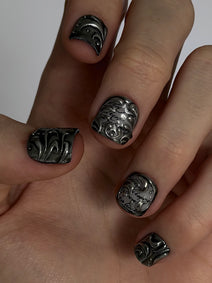 FILIGREE très court — Vue rapprochée des ongles très courts, doigts repliés