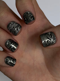 FILIGREE très court — Vue des arabesques argentées sur les ongles d’une main ouverte