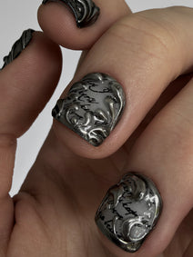 FILIGREE très court — Détail des motifs sculptés argentés sur fond noir