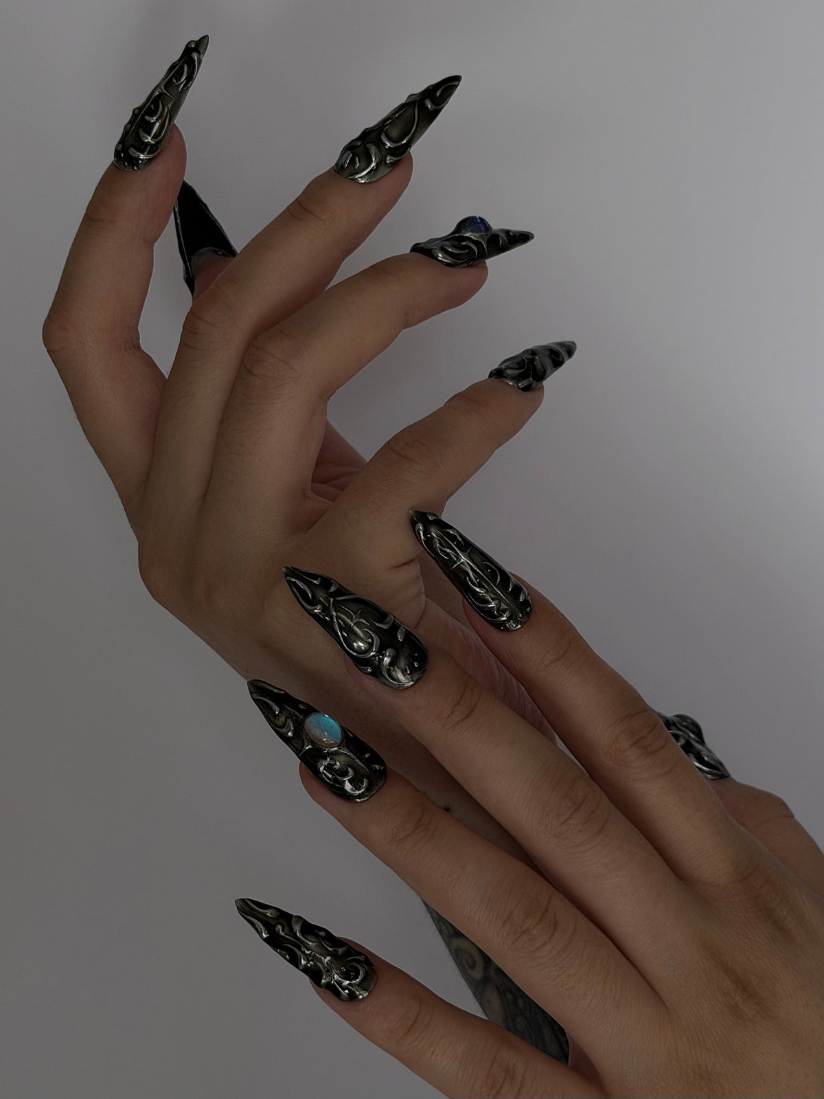 FORGED — Vue de profil des ongles Stiletto portés sur les deux mains