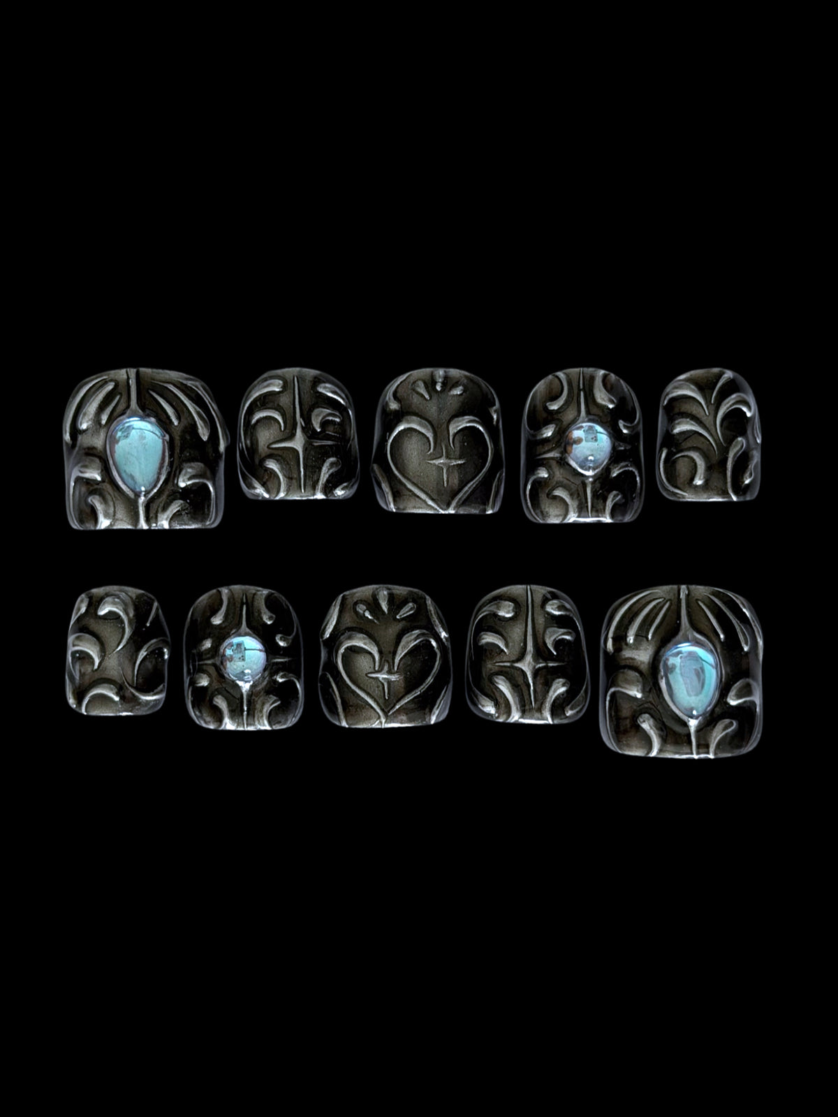 FORGED très court — Dix press-on très courts noirs et argentés avec cabochons bleus, sur fond noir