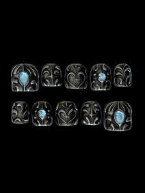 FORGED très court — Dix press-on très courts noirs et argentés avec cabochons bleus, sur fond noir