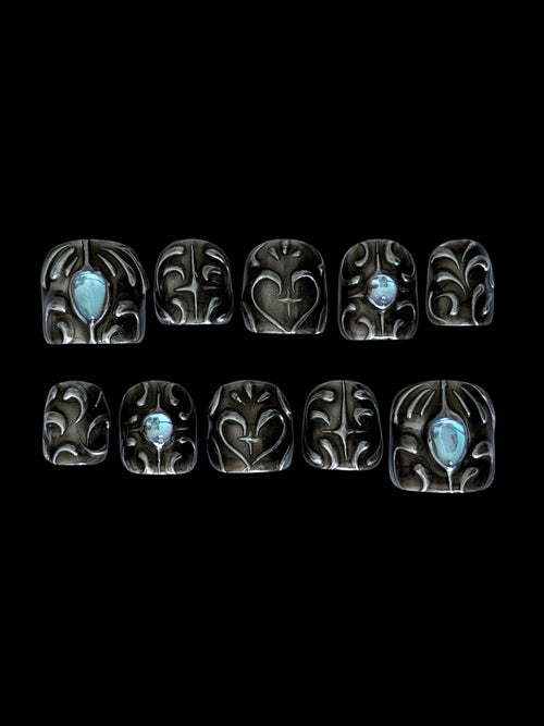 FORGED très court — Dix press-on très courts noirs et argentés avec cabochons bleus, sur fond noir