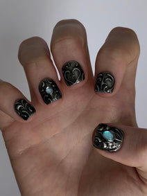 FORGED très court — Main ouverte présentant les ongles très courts et leurs cabochons