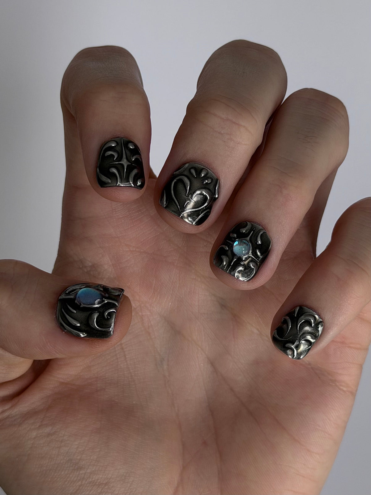 FORGED très court — Vue rapprochée des ongles très courts, doigts repliés