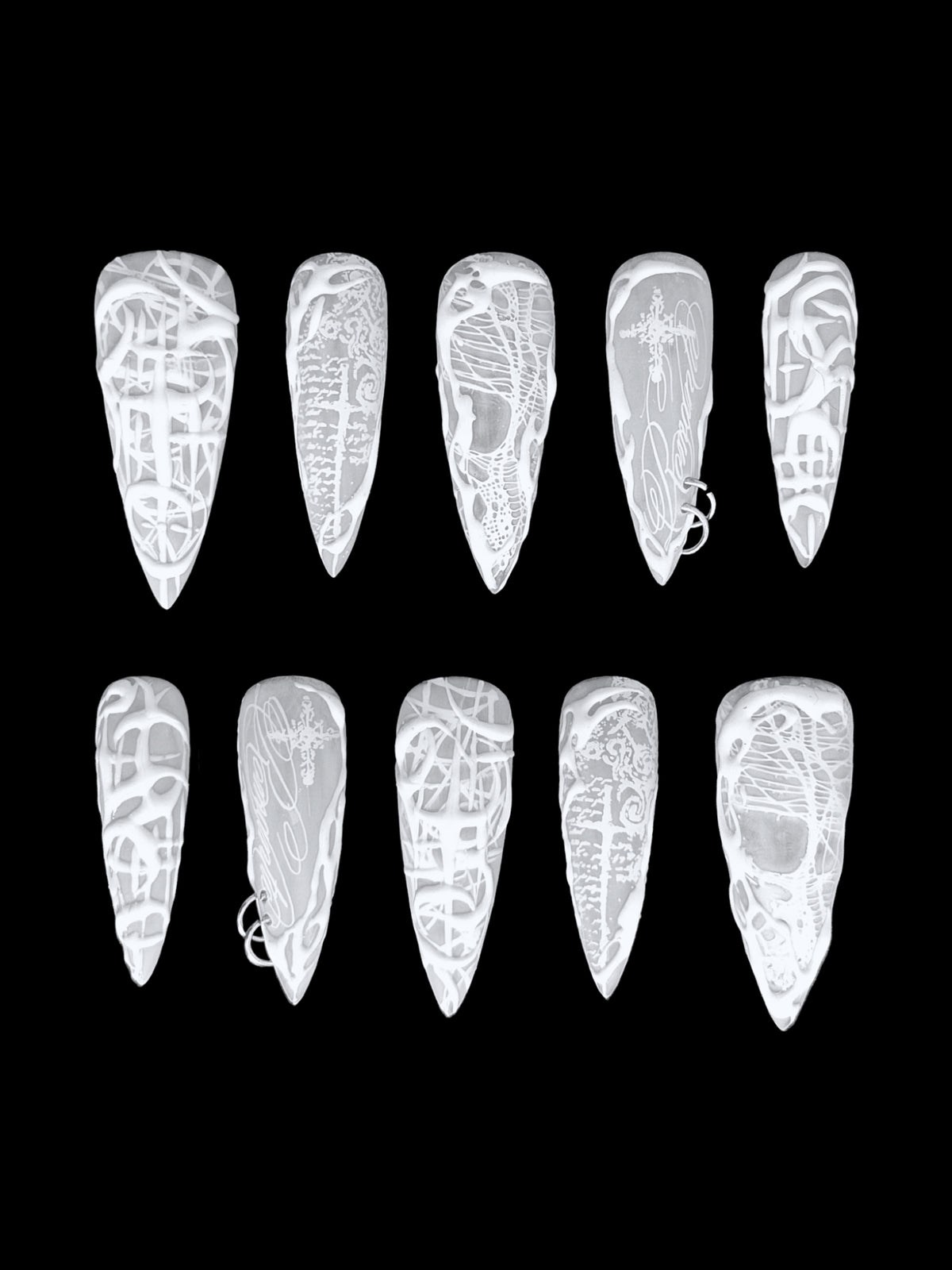 PHANTOM — Dix press-on Stiletto blancs et translucides aux motifs en relief, sur fond noir