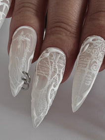 PHANTOM — Détail des lignes blanches sculptées sur les ongles translucides