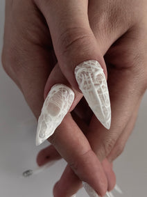 PHANTOM — Gros plan des deux pouces Stiletto aux reliefs blancs