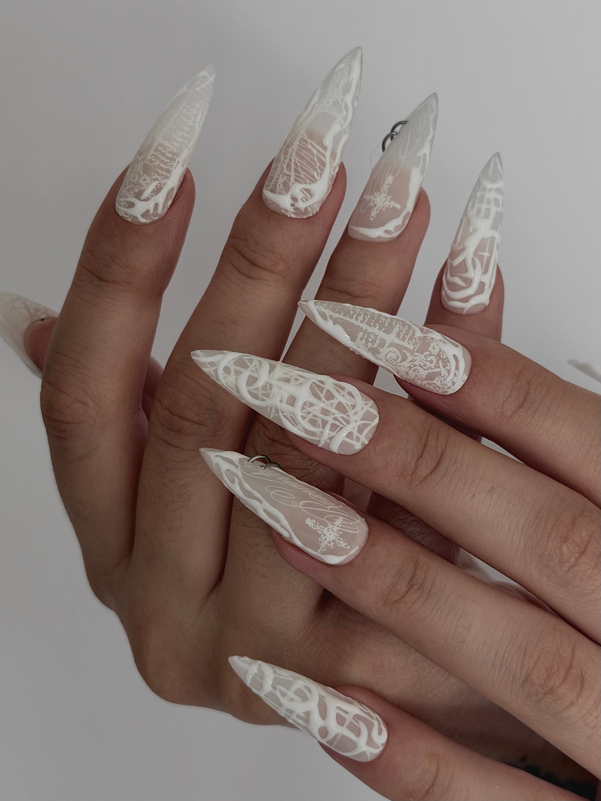 PHANTOM — Mains croisées présentant les motifs blancs et la transparence