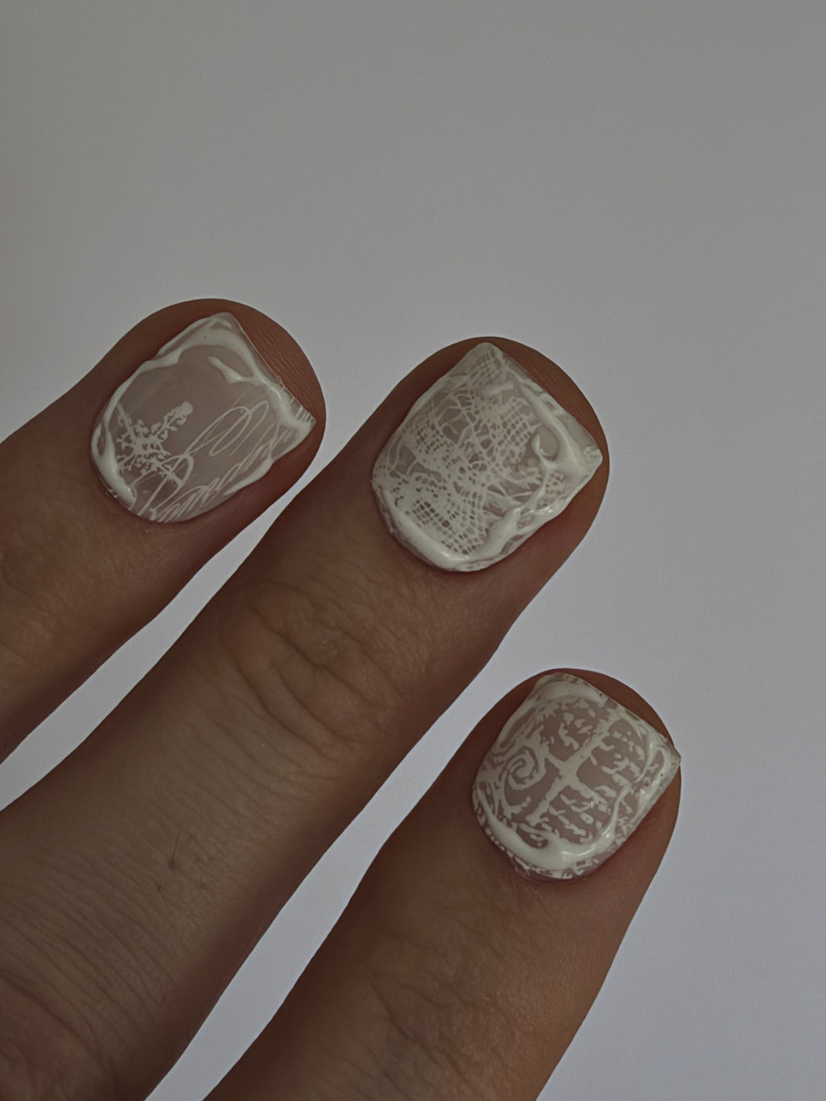 PHANTOM très court — Gros plan de plusieurs ongles très courts montrant la base translucide