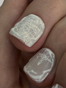 PHANTOM très court — Détail d’un ongle très court et de ses lignes blanches sculptées