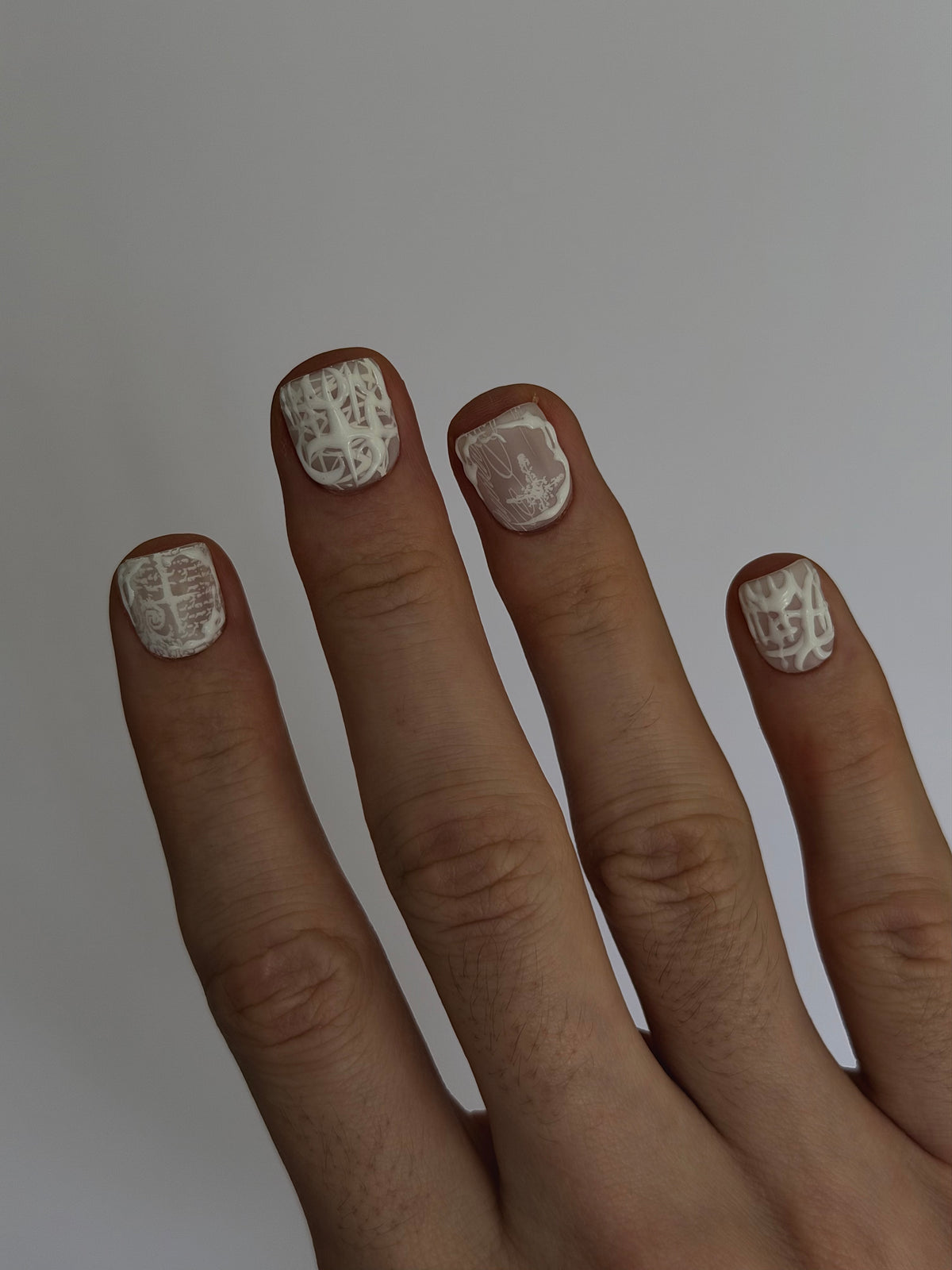 PHANTOM très court — Vue portée en biais des ongles blancs et translucides