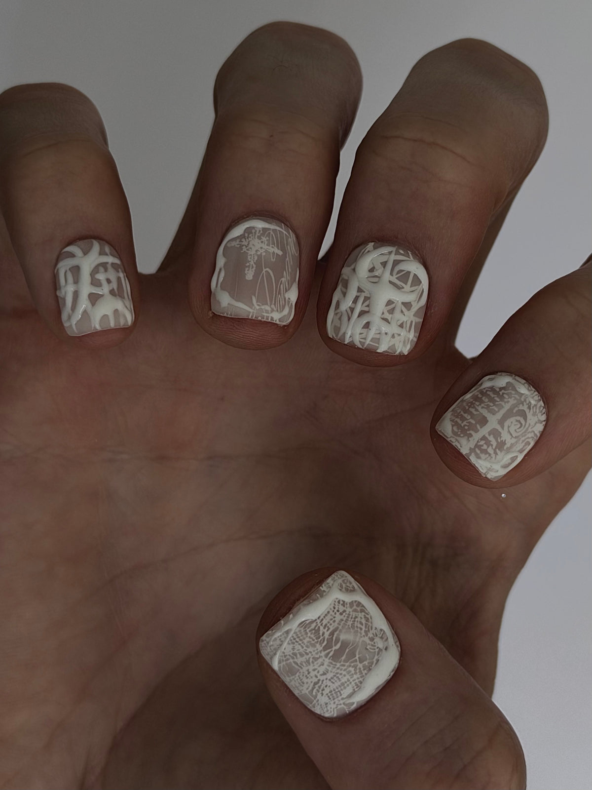 PHANTOM très court — Main ouverte présentant les reliefs blancs des ongles très courts