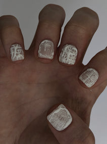 PHANTOM très court — Main ouverte présentant les reliefs blancs des ongles très courts