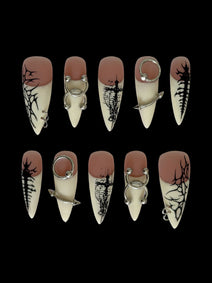 PIERCED — Dix press-on Stiletto nude et ivoire, motifs noirs et piercings argentés, sur fond noir