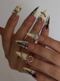 PIERCED — Mains croisées présentant les motifs noirs et les anneaux argentés