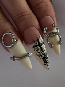 PIERCED — Détail des anneaux et piercings argentés sur les ongles