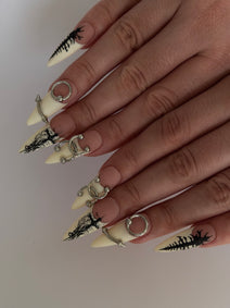PIERCED — Vue portée du set sur deux mains, pointes ivoire et bijoux argentés