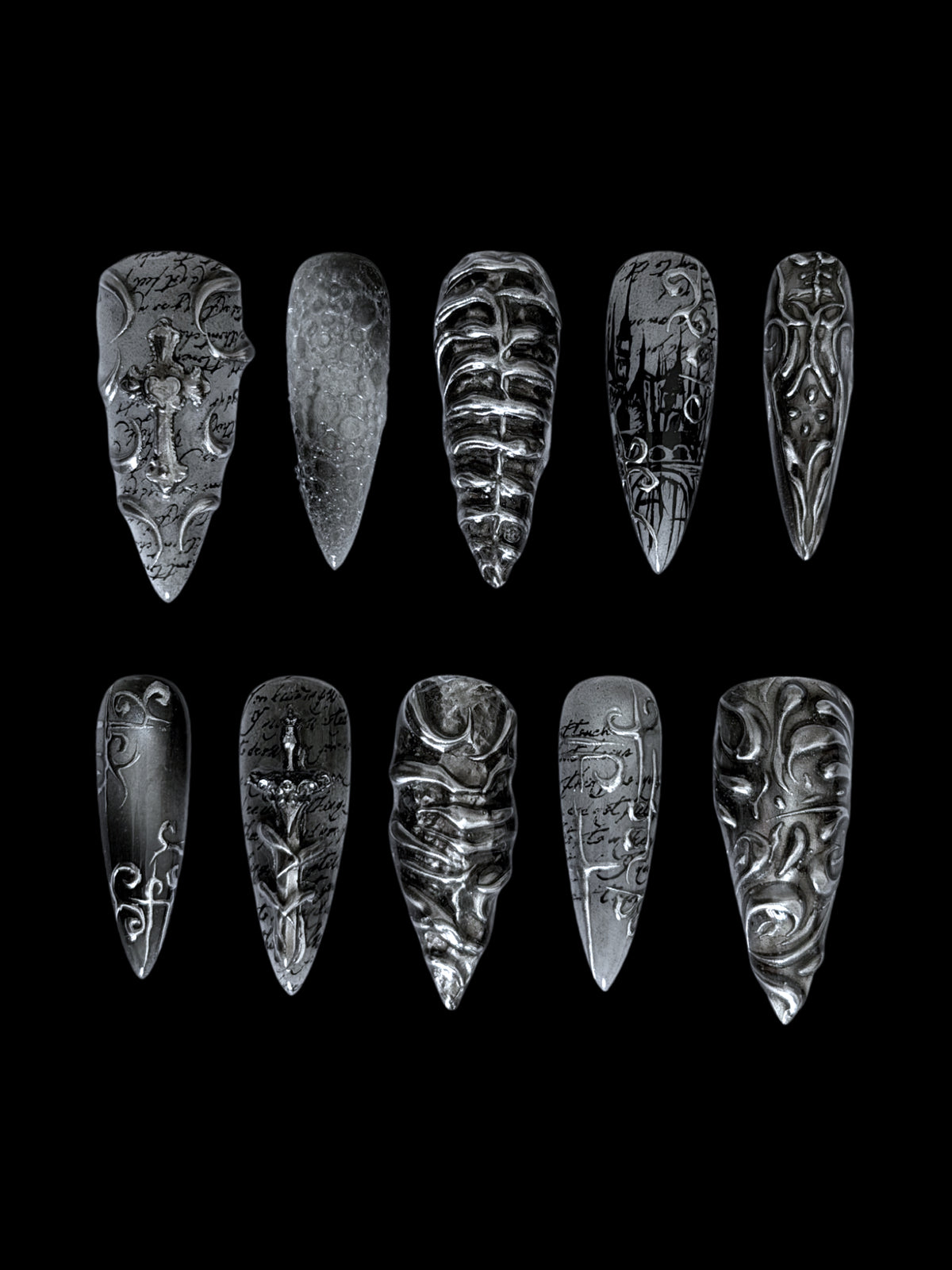 SANCTUM — Dix press-on Stiletto aux reliefs d’armure gris et argentés, sur fond noir