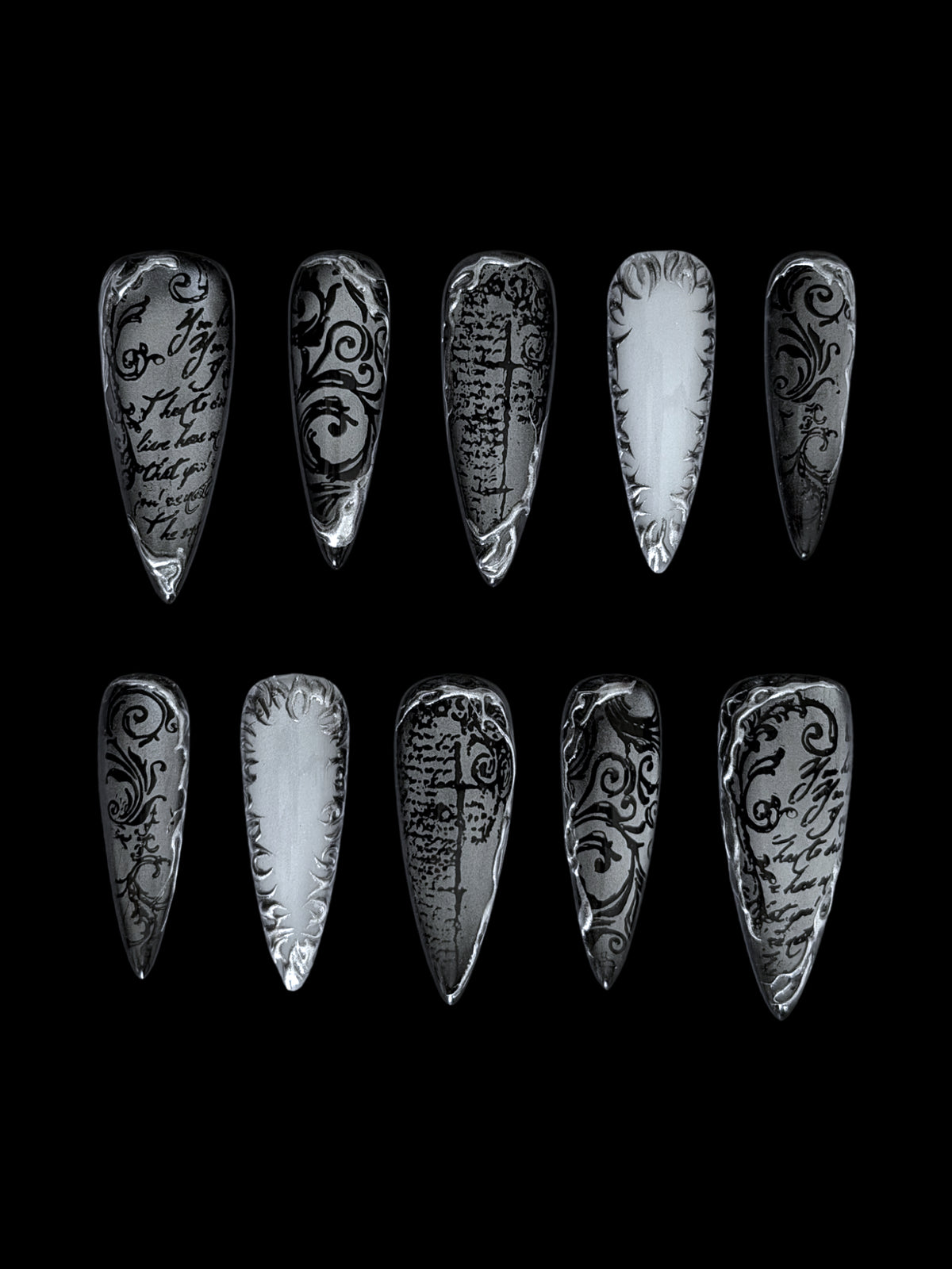 UMBRA — Dix press-on Stiletto noirs et gris argenté aux motifs ornementaux, sur fond noir