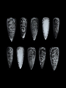 UMBRA — Dix press-on Stiletto noirs et gris argenté aux motifs ornementaux, sur fond noir
