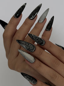 UMBRA — Mains croisées présentant les motifs noirs, gris et argentés