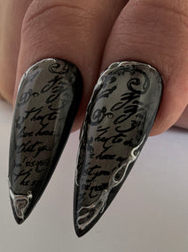 UMBRA — Gros plan de la calligraphie noire sur fond gris argenté