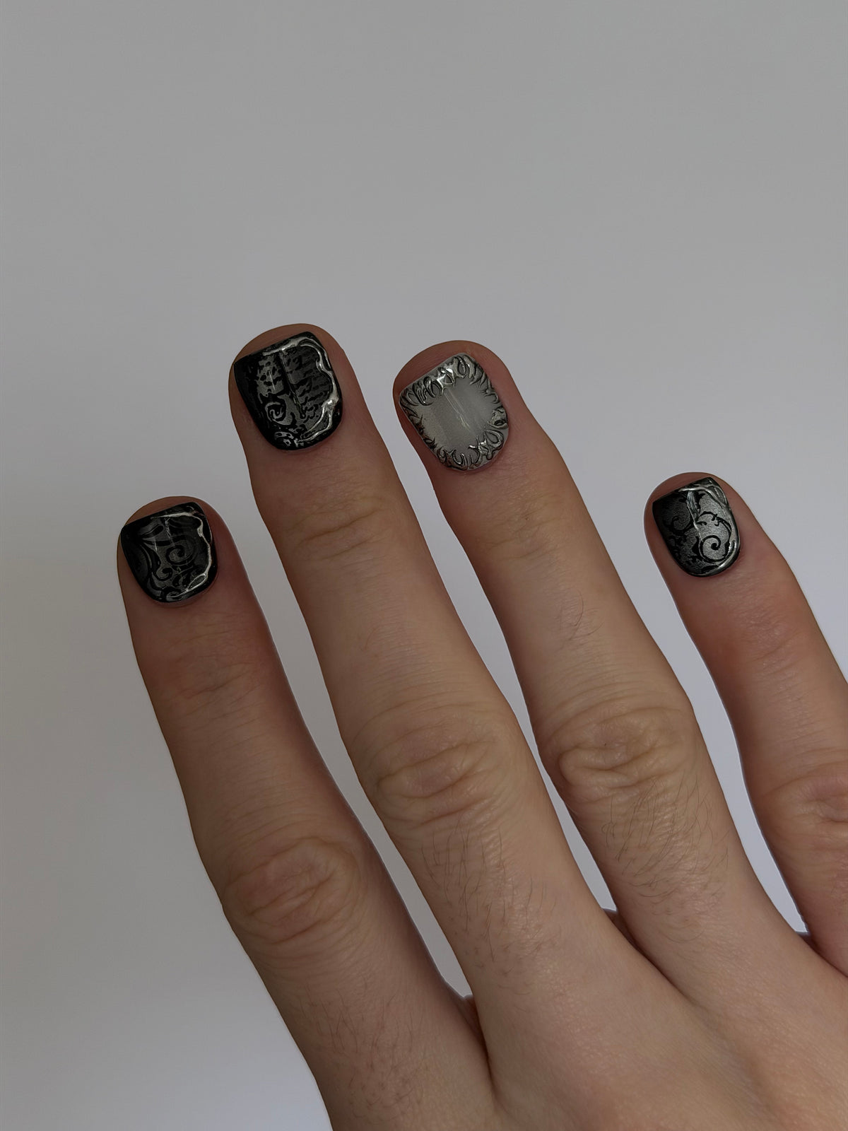 UMBRA très court — Vue portée en biais des ongles très courts aux accents clairs