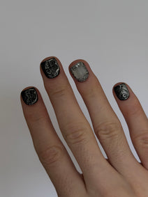 UMBRA très court — Vue portée en biais des ongles très courts aux accents clairs
