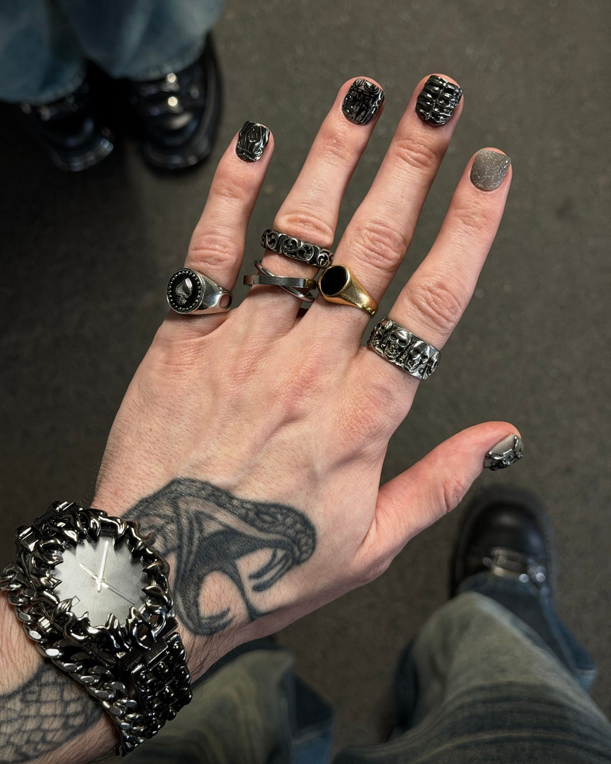 SANCTUM très court vu d’en haut, dix ongles sculptés sur une main tatouée.