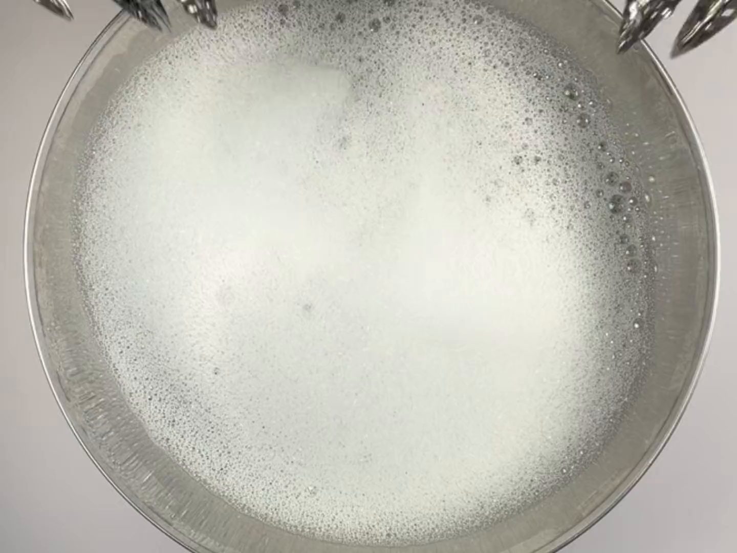 Assouplissez à l’eau tiède.